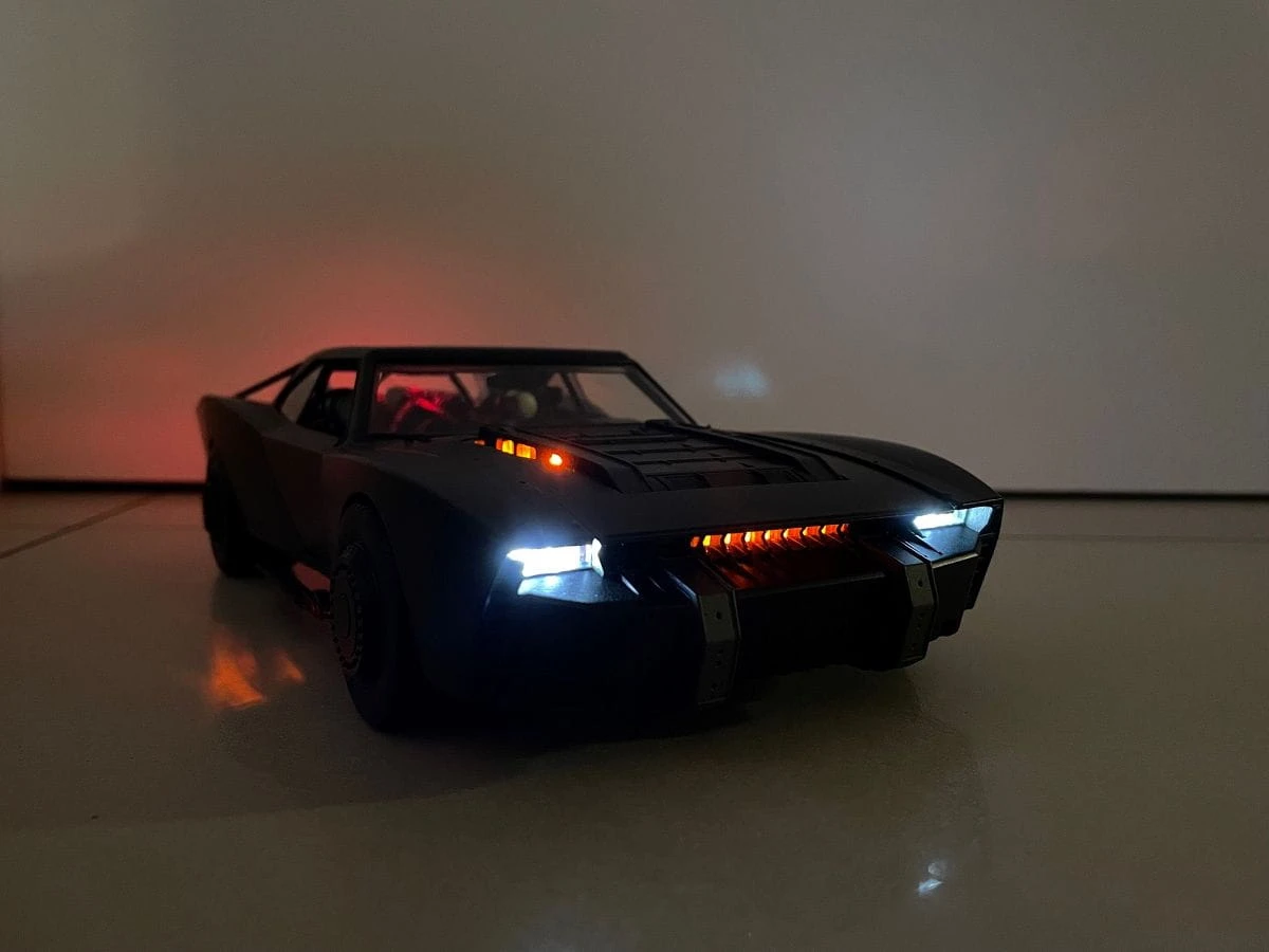 Jada Batman Batmobile 2022, 1:18 Modellauto Mit Beleuchtung, Figur – Bild 4