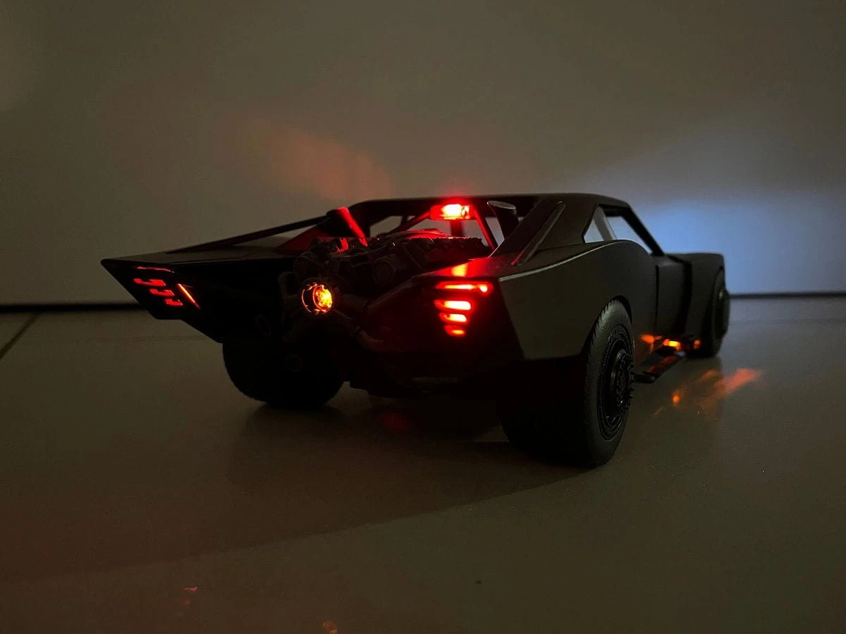 Jada Batman Batmobile 2022, 1:18 Modellauto Mit Beleuchtung, Figur – Bild 5