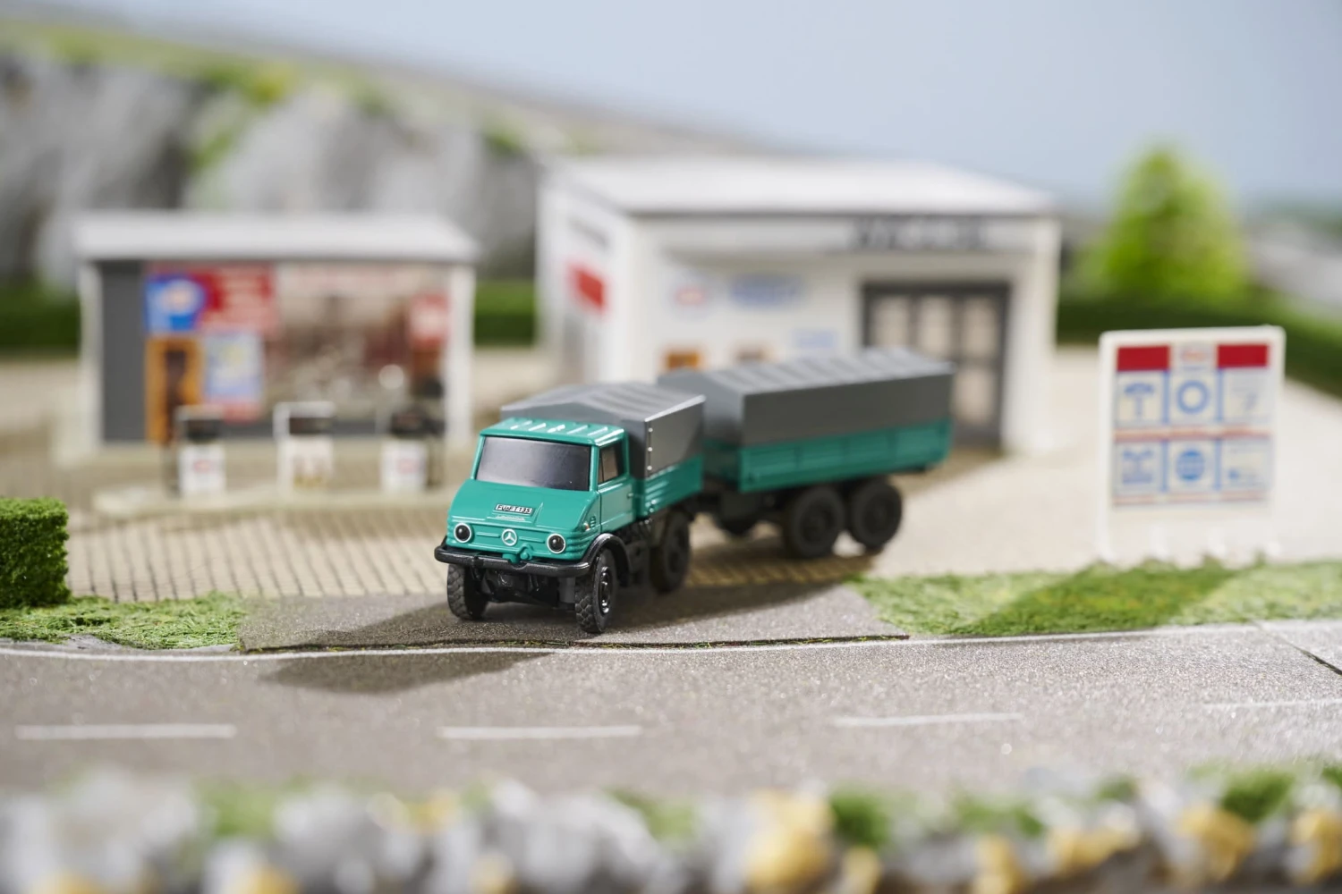 Carson RC Mercedes Benz Unimog Forst Mit Hänger 100% 1:87 RTR – Bild 7