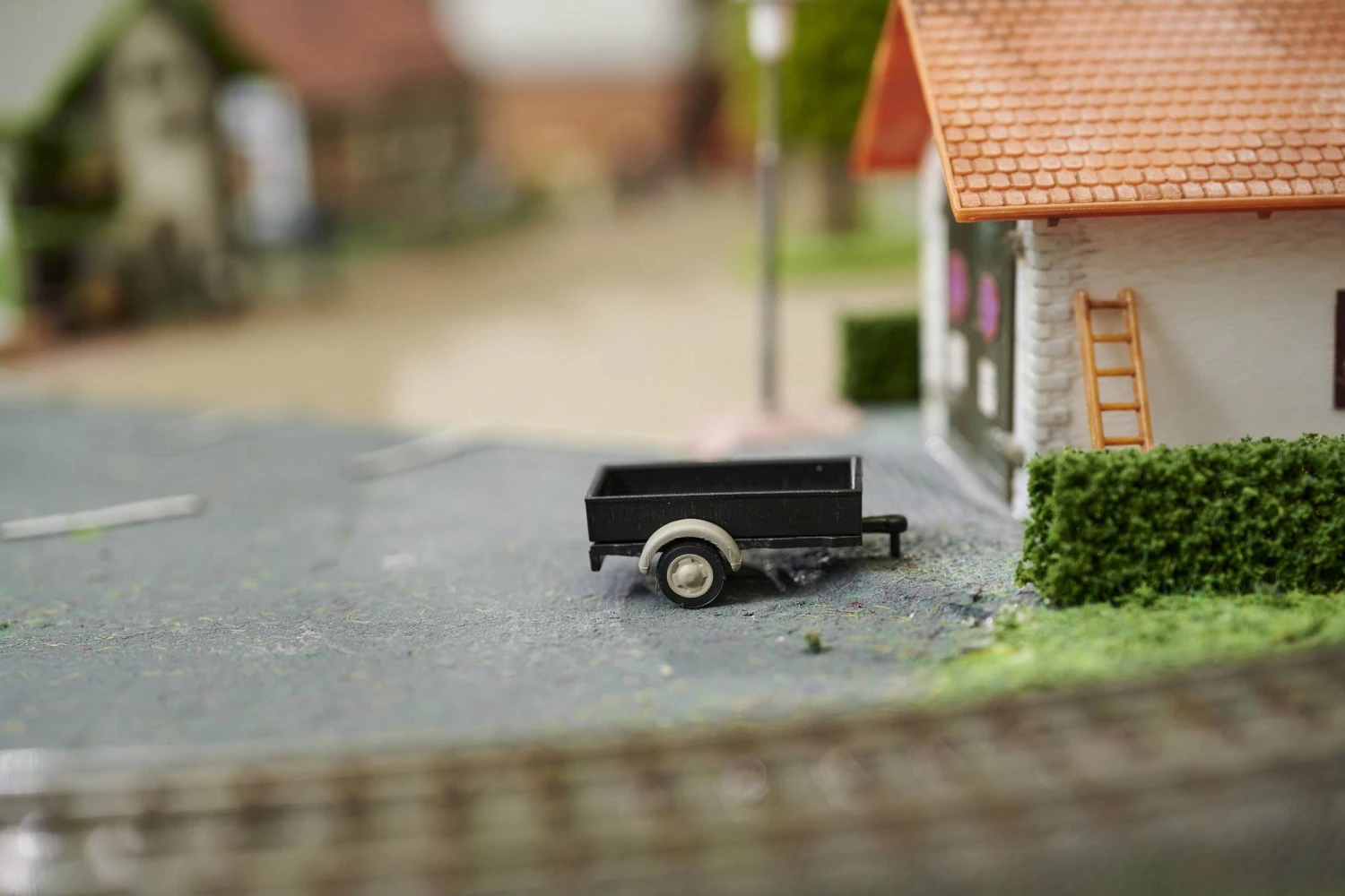 Carson RC Eisenbahn 1:87 Pritschenanhänger Mit Anhängerkupplung – Bild 5