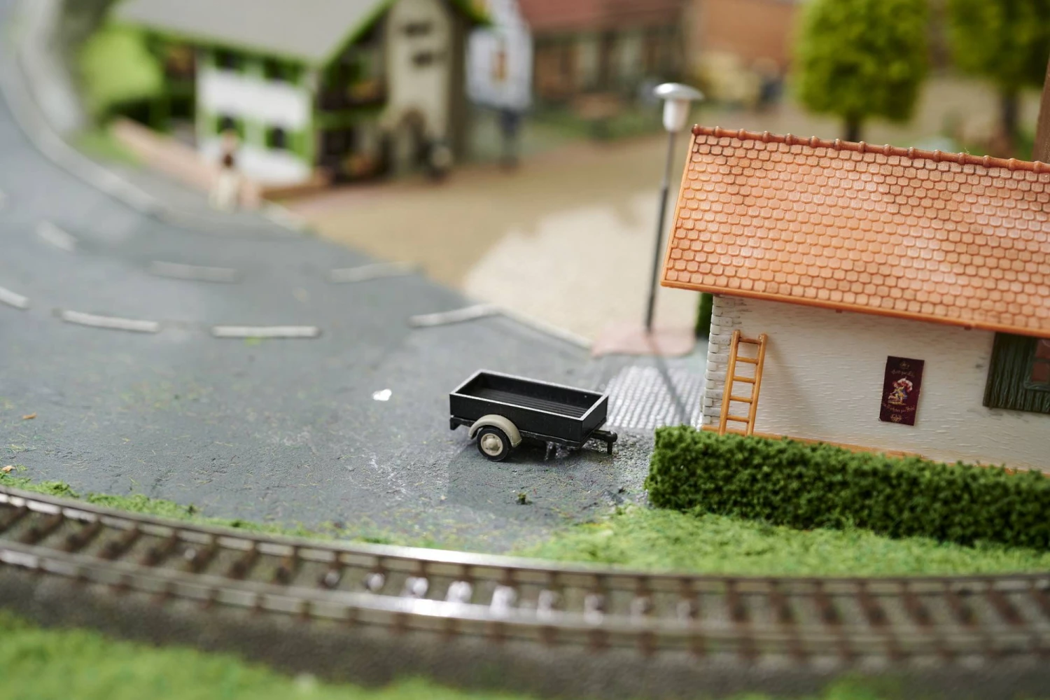 Carson RC Eisenbahn 1:87 Pritschenanhänger Mit Anhängerkupplung – Bild 6