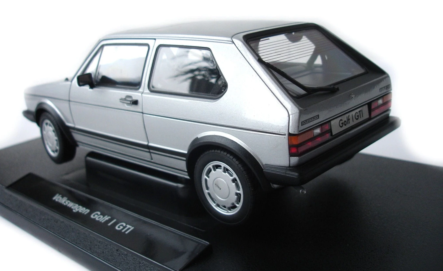 Welly Modellauto 1:18 VW Golf 1 GTI Silber – Bild 3